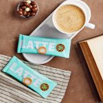 ⁦قهوة لاتيه بنكهة الفانيليا الساخنة | 10 ظروف⁩ - الصورة ⁦2⁩