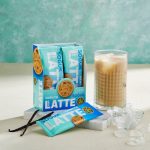 قهوة لاتيه بنكهة الفانيليا الباردة