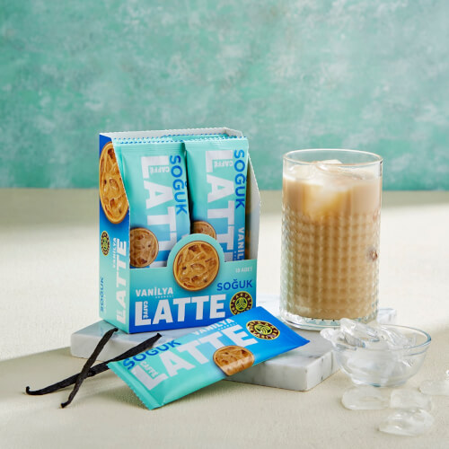 قهوة لاتيه بنكهة الفانيليا الباردة