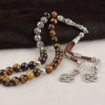 سبحة بحجر عين النمر مكتوبة بالاسم الفضي مع شرابات فضية