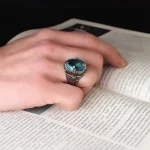 ⁦خاتم رجالي من الفضة الإسترليني بحجر التوباز الأزرق عيار 925⁩ - الصورة ⁦3⁩