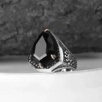 ⁦خاتم رجالي من الفضة الإسترليني منقوش بحجر الزركون عيار 925⁩ - الصورة ⁦2⁩