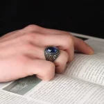 ⁦خاتم رجالي من الفضة الإسترليني عيار 925 بحجر الزركون الأزرق البرلماني⁩ - الصورة ⁦2⁩