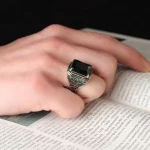 ⁦خاتم رجالي من الفضة الإسترليني بحجر الزركون الأخضر عيار 925⁩ - الصورة ⁦2⁩