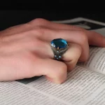 ⁦خاتم رجالي من الفضة الإسترليني عيار 925 بحجر التوباز الأزرق⁩ - الصورة ⁦3⁩