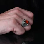 ⁦خاتم رجالي فضة عيار 925 بحجر الزركون الأحمر⁩ - الصورة ⁦3⁩