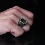 ⁦خاتم رجالي من الفضة عيار 925 بحجر الزركون الاسود⁩ - الصورة ⁦3⁩