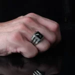 ⁦خاتم رجالي من الفضة عيار 925 بحجر الزركون الأسود⁩ - الصورة ⁦3⁩