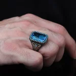⁦خاتم رجالي فضة عيار 925 بحجر الزركون الأزرق⁩ - الصورة ⁦3⁩