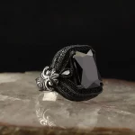 ⁦خاتم رجالي من الفضة عيار 925 بحجر الزركون الرمادي⁩ - الصورة ⁦2⁩