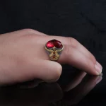 ⁦خاتم رجالي من الفضة بحجر الزركون الأحمر المطلي بالروديوم  عيار 925⁩ - الصورة ⁦3⁩