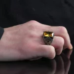 ⁦خاتم رجالي فضة الإسترليني عيار 925 بحجر السترين الأصفر⁩ - الصورة ⁦2⁩