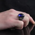 ⁦خاتم رجالي فضة عيار 925 بحجر الزركون الأزرق⁩ - الصورة ⁦3⁩