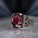 ⁦خاتم رجالي فضة أسترليني عيار 925 بحجر الزركون العنابي ⁩ - الصورة ⁦3⁩