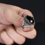 ⁦خاتم رجالي فضة الإسترليني عيار 925 بحجر الزركون موديل سلسة الملك⁩ - الصورة ⁦4⁩