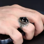 ⁦خاتم رجالي فضة الإسترليني عيار 925 بحجر الزركون موديل سلسة الملك⁩ - الصورة ⁦3⁩