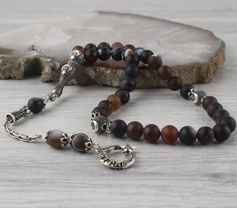 سبحة فضة مرصعة بحجر العقيق مع شرابة وشكل الهلال والنجمة