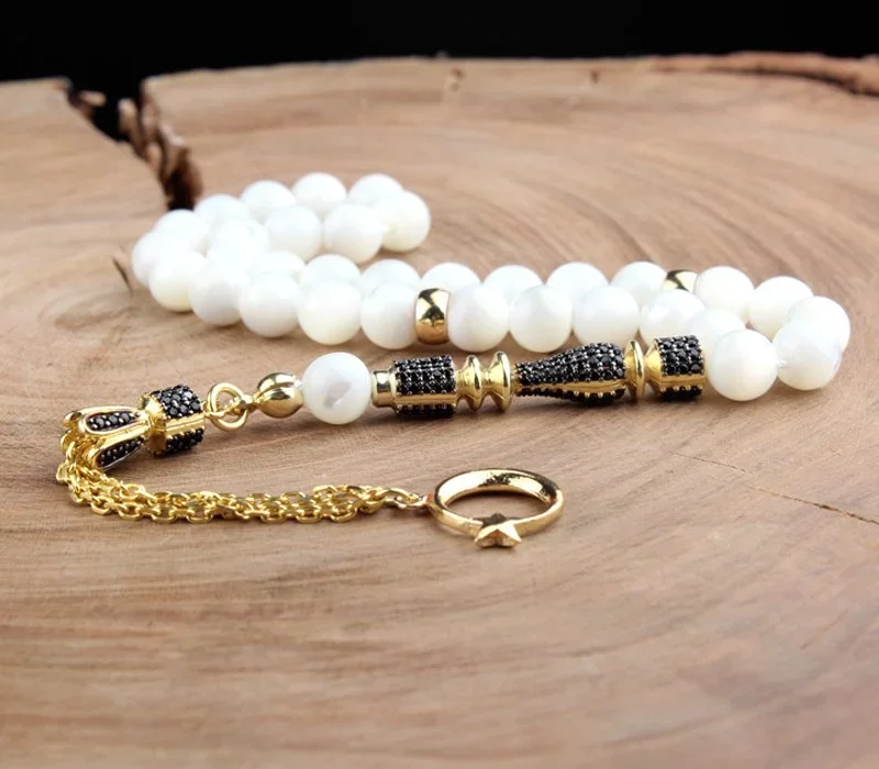 سبحة عرق اللؤلؤ مع أحجار الزركون وشرابات مطلية بالذهب