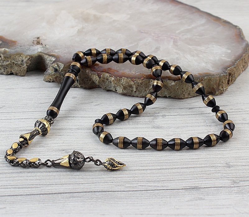 سبحة كوك اسود بشرابة فضية مطلية بالذهب