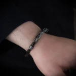 ⁦سوار جلد من الفضة الإسترليني 925 منقوش للرجال⁩ - الصورة ⁦3⁩