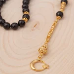 ⁦سبحة حجر أونيكس مطلية بالذهب مع شرابات فضية⁩ - الصورة ⁦2⁩