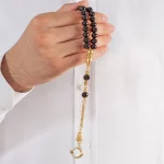 ⁦سبحة حجر أونيكس مطلية بالذهب مع شرابات فضية⁩ - الصورة ⁦3⁩