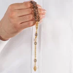 ⁦سبحة حجر كوارتز كريستال مع شرابات ذهبية⁩ - الصورة ⁦3⁩