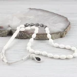 سبحة من عظم الجمل مع شرابة فضية ومكتوب عليها الاسم