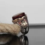 ⁦خاتم رجالي فضي بحجر العنبر والمونوجرام⁩ - الصورة ⁦2⁩