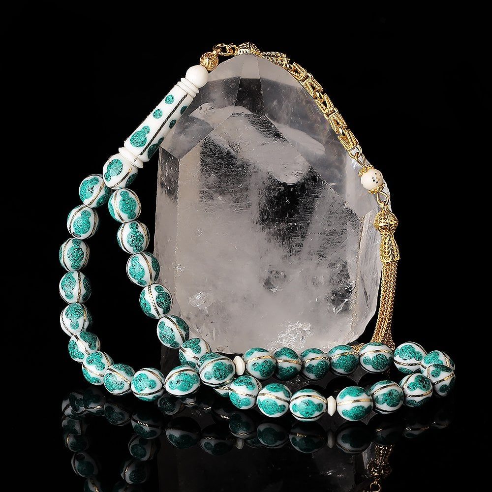 سبحة من عظم الجمل مطرزة بالمينا مع شرابات فضية