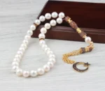 ⁦سبحة من اللؤلؤ الطبيعي بحجر الزركون وشرابة فضية⁩ - الصورة ⁦2⁩