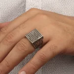 ⁦خاتم رجالي من الفضة الإسترليني عيار 925 منقوش⁩ - الصورة ⁦2⁩