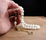 ⁦سبحة عرق اللؤلؤ مع أحجار الزركون وشرابات مطلية بالذهب⁩ - الصورة ⁦2⁩