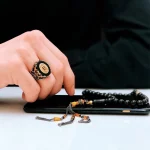 ⁦خاتم رجالي فضة إسترليني عيار 925 بحجر أونيكس وحرفك الشخصي⁩ - الصورة ⁦2⁩