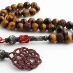 سبحة فضية مرصعة بحجر عين النمر