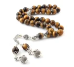 ⁦مسبحة عين النمر مع شرابة فضية وحروف⁩ - الصورة ⁦2⁩