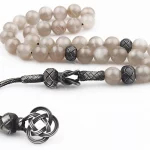 سبحة رجالية حجر القمر مزيّنة بشرابة فضة