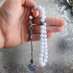 سبحة بحجر الكالسيدون الأبيض