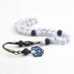 ⁦سبحة فضة بحجر الكالسيدون الأبيض مع شرابة فضة⁩ - الصورة ⁦2⁩