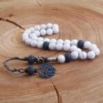 سبحة فضة بحجر الكالسيدون الأبيض