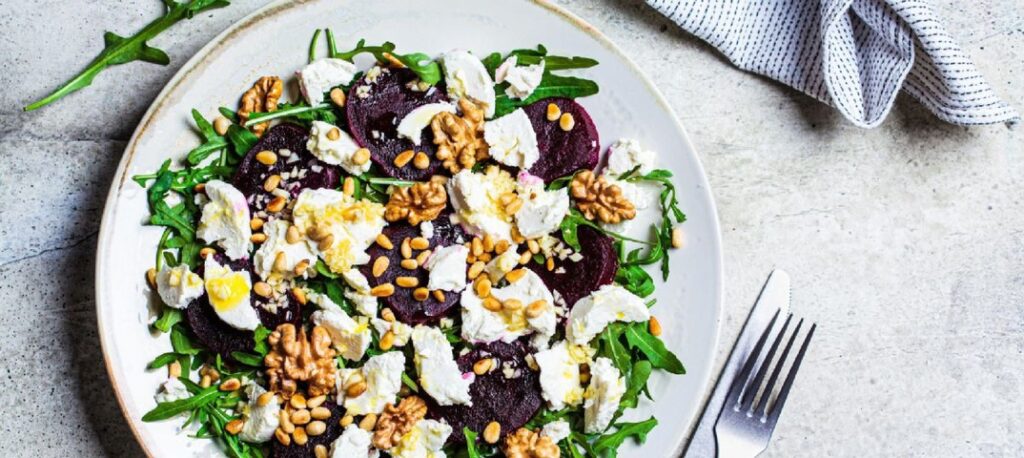 كيف تستخدم المكسرات التركية لإضافة نكهة مميزة للسلطات؟